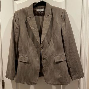 Tahari light brown pant suit size 14